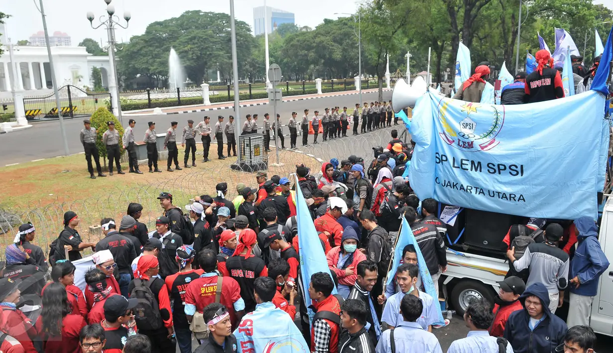 Puluhan Anggota polisi berjaga depan istana saat para buruh melakukan demo, Jakarta, Kamis (29/10/2015). Mereka  menuntut agar Presiden Joko Widodo mencabut Peraturan Pemerintah Nomor 78 Tahun 2015 tentang Pengupahan. (Liputan6.com/Gempur M Surya)