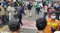 Detik-Detik Kecelakaan Maut di Bekasi, Truk Tabrak Halte Sekolah lalu Hantam Tiang Menimpa Mobil