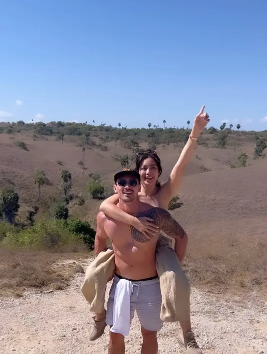 Tidak hanya momen hangat dan harmonis bersama keluarga, Jedar juga membagikan beberapa momen manis hingga mesra bersama suami. Potret Vincent mengendong istrinya naik ke bukit. [Instagram/inijedar]