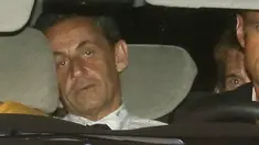 Mantan Presiden Prancis, Nicolas Sarkozy ditahan polisi di Nanterre, kawasan di pinggiran Kota Paris, Selasa (1/7/14). (REUTERS/Pascal Rossignol)