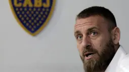 Pemain veteran yang juga mantan pemain timnas Italia, Daniele De Rossi menyatakan pensiun dalam konferensi pers di Buenos Aires, Argentina, Senin (6/1/2020). Dalam sesi konferensi pers, Daniele de Rossi memutuskan gantung sepatu demi memperbanyak waktunya buat keluarga. (Enrique SANTOS / AFP)