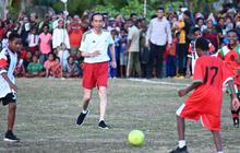 FOTO: Ragam Gaya Jokowi Ketika Bertemu Rakyat, dari Motoran hingga Main Sepak Bola