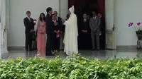 Gaya Jokowi Ajak Dubes Baru Berbincang di Beranda