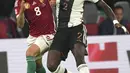 Bek Jerman, Antonio Rudiger berebut bola dengan pemain Hungaria Adam Nagy selama pertandingan UEFA Nations League di Red Bull Arena di Leipzig, Jerman, Jumat, 23 September 2022. Dengan hasil ini, Jerman turun peringkat ke posisi tiga Grup 3 dengan enam poin dari lima pertandingan. (AP Photo/Michael Sohn)