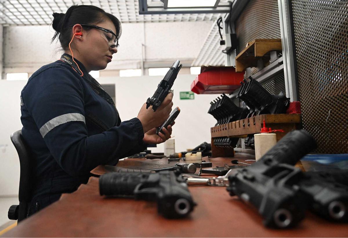 FOTO: Melihat Langsung Produksi Perdana Senapan Tempur Kolombia