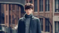 Lee Jong Suk beranggapan jika dirinya hanya pria biasa, bukan seorang artis. Seperti apa ceritanya?