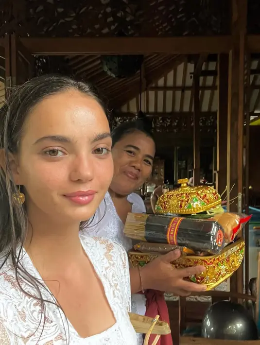 Dengan kebaya putih, Inka tampak sedang mengikuti upacara keagamaan. (Foto: Instagram/ inkawilliams)