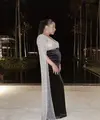 Angel Pieters dikenal dengan gaya fashionnya yang istimewa. Di masa kehamilan, ia juga tampak sempurna dalam parade gaun yang menjanjikan. Aksen velvet dan sequin hadirkan kesempurnaan gaya yang menawan. [Foto: Instagram/ Angel Pieters]