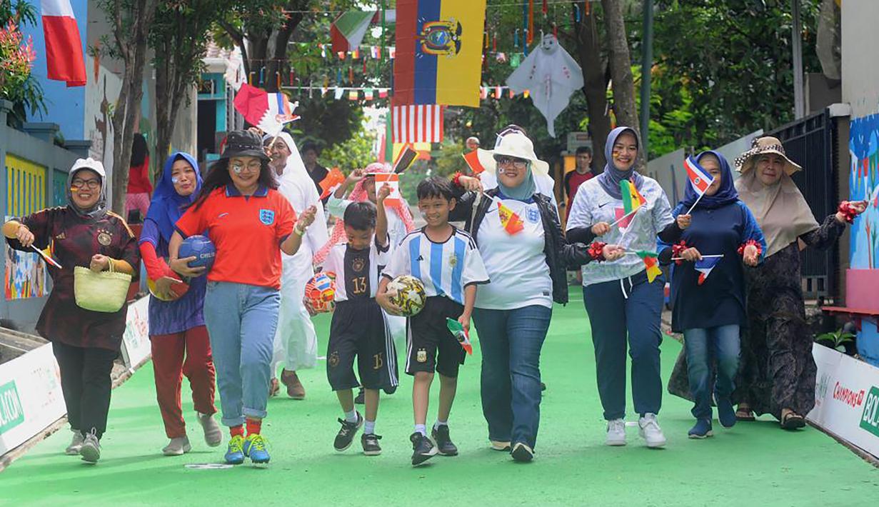 Tak terasa, ajang Piala Dunia 2022 tinggal menyisakan 4 tim yang akan berlaga di babak semifinal. Antusiasme para penikmat sepak bola di Indonesia pun semakin membuncah untuk menyambut negara mana yang akan menjadi finalis dan jawara pada ajang sepak bola terakbar empat tahunan tersebut. Seperti para warga di Cluster Cemara Depok Maharaja yang menggagas berbagai acara seru di area tempat tinggal mereka. Mau lihat keseruannya? Yuk disimak momen-momennya berikut ini. (Istimewa)