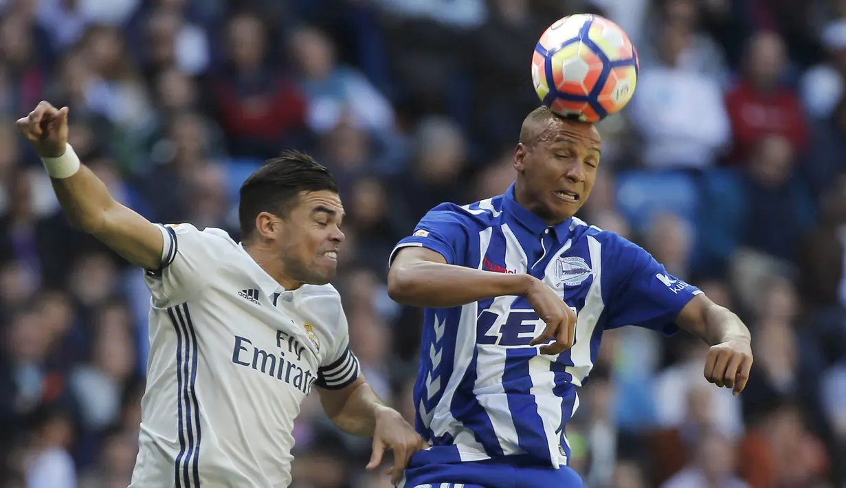 Bek Real Madrid, Pepe, duel udara dengan penyerang Alaves, Deyverson Silva. Pada laga tersebut Real Madrid memakai skema 4-3-3 sementara Alaves dengan formasi 5-4-1. (EPA/Kiko Huesca)