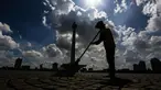 Seorang petugas dari Unit Pengelola Kawasan (UPK) Monas menyapu membersihkan sampah yang berserakan setelah perayaan malam pergantian tahun di kawasan Monas, Jakarta, Senin (1/1). (Liputan6.com/Faizal Fanani)