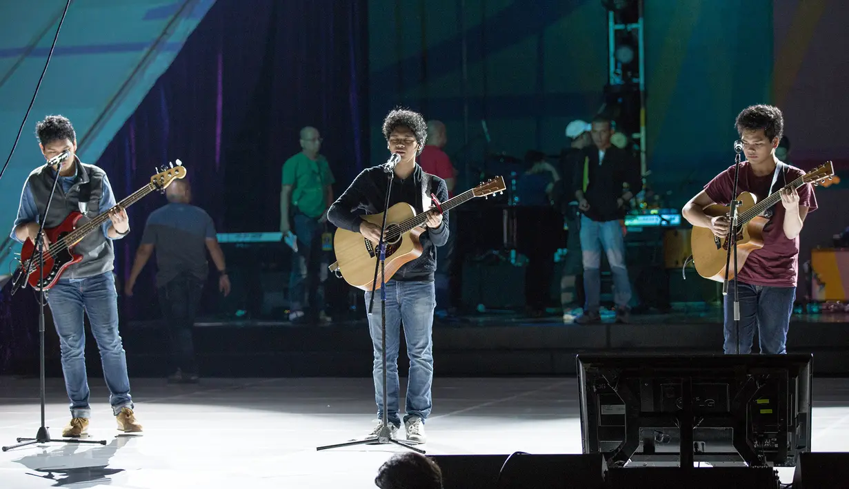 Selain penampilan kahitna, The Overtunes ikut memeriahkan konser tersebut yang bertemakan hari valentine. Tidak kalah menariknya penampilan The overtunes yang merupakan slah satu personelnya jebolan dari X factor indonesia. (Desmond Manulang/Bintang.com)