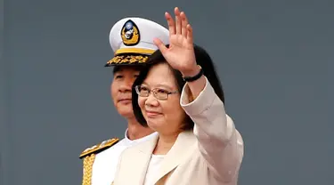 Presiden perempuan pertama Taiwan, Tsai Ing- wen melambaikan tangan selama upacara pelantikan di Taipei, Jumat (20/5). Tsai terpilih menjadi presiden Taiwan setelah pada pemilihan umum Januari lalu menang telak atas Kuomintang. (REUTERS/Tyrone Siu)