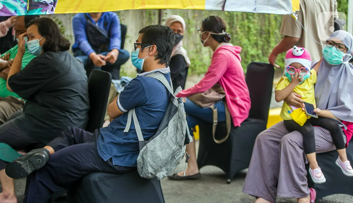 Warga antre untuk mengikuti rapid test gratis di Pos Pengamanan Natal 2020 dan Tahun Baru 2021 Polsek Kebayoran Lama, Jakarta, Selasa (29/12/2020). Rapid test itu dilakukan untuk membantu mengurai antrean warga saat tes di tempat lainnya. (Liputan6.com/Faizal Fanani)
