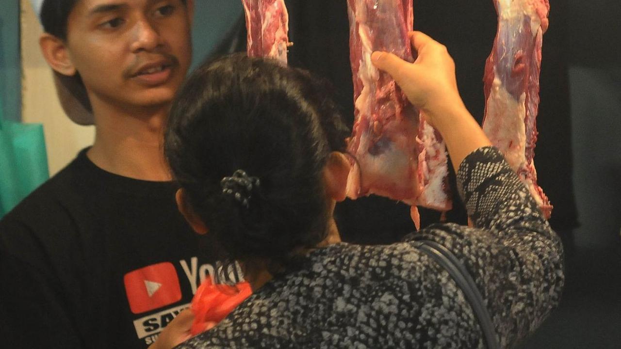 Menjelang puasa Ramadan, sejumlah bahan kebutuhan konsumsi merangkak naik.<br><br>Salah satunya harga daging sapi mengalami kenaikan di sejumlah pasar tradisional di Jakarta. Foto: merdeka.com / Imam Buhori