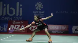 Tunggal putri Indonesia, Gregoria Mariska, berusaha mengembalikan kok saat melawan tunggal putri Thailand, Pornpawee Chochuwong, pada Blibli Indonesia Open 2019 di Istora Senayan, Jakarta, Selasa (16/7). Gregoria menang 21-10 dan 21-8. (Bola.com/Vitalis Y