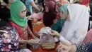 Para pengunjung antusias membeli kue celorot yang merupakan makanan khas dari pulau tidung dalam acara "Tidung Festival 2015", Kepulauan Seribu, Jakarta, Sabtu (7/3/2015). (Liputan6.com/Andrian M Tunay)