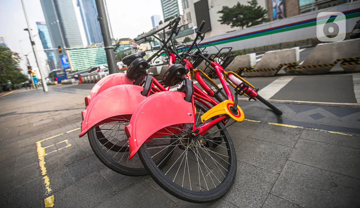 Kondisi tak terawat sepeda Gowes di kawasan Bundaran HI, Jakarta, Selasa (28/6/2022). Tak terawatnya layanan sepeda sewa (bike sharing) membuat pedestrian kawasan Bundara HI tampak kotor karena jejeran layanan sepeda sewa tak terurus. (Liputan6.com/Faizal Fanani)