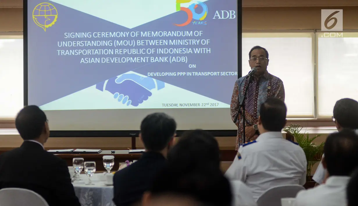 Menteri Perhubungan, Budi Karya Sumadi memberikan paparan sebelum penandatangan MoU dengan Asian Development Bank (ADB) di Jakarta, Rabu (22/11). MoU tersebut untuk pengembangan kemitraan publik swasta di sektor transportasi. (Liputan6.com/Faizal Fanani)