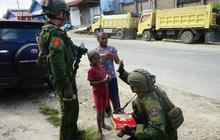 Patroli Satgas Marinir TNI AL di Papua, Hadirkan Keamanan dan Kebahagiaan Bagi Masyarakat