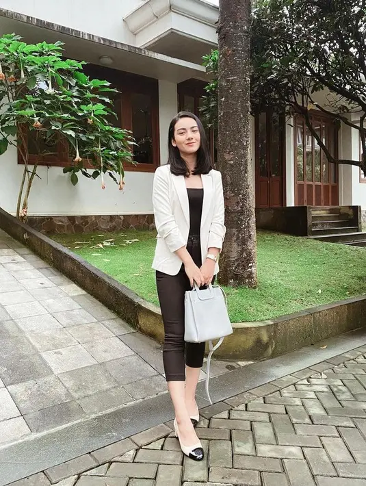 Tampilan smart casual yang cocok untuk hangout maupun ke kampus, padukan top dan celana panjang warna hitam dengan blazer putih. (Instagram/ersyaurel).