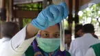 Petugas Laboratorium Kesehatan Daerah Provinsi DKI Jakarta menguji sampel jenis makanan pedagang kaki lima (PKL) binaan di Bundaran HI, Jakarta, Rabu (27/11/2019). Pengambilan sampel ini untuk memeriksa makanan yang mengandung bahan kimia seperti boraks dan formalin. (merdeka.com/Imam Buhori)