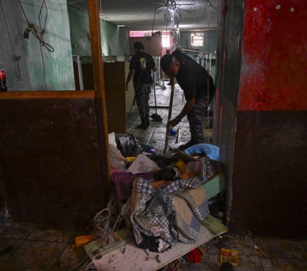 Penjaga lembaga pemasyarakatan melakukan penggeledahan dan pembongkaran penjara "El Infiernito" di Escuintla, Guatemala, pada 2 Juni 2024. Foto:&nbsp;JOHAN ORDONEZ / AFP<br>