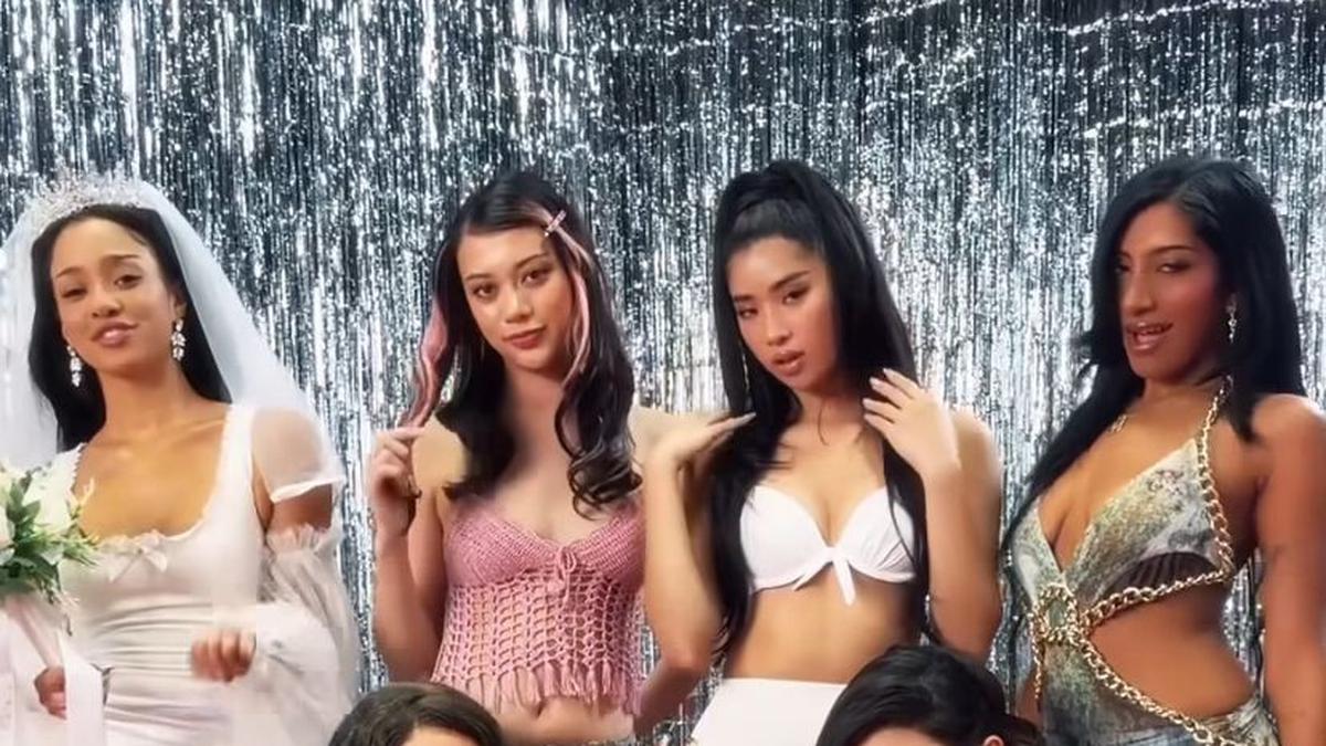 Girl Group KATSEYE Tampil Total Jadi Mariah Carey Berbagai Era di Momen Halloween Pertama Mereka