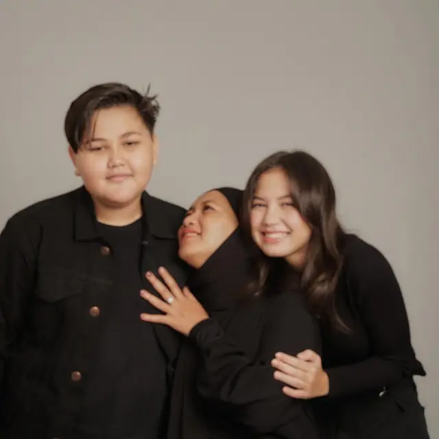 Lagi Libur Syuting, Ini 6 Pemotretan Saskia Chadwick Bareng Ibunda dan Adiknya