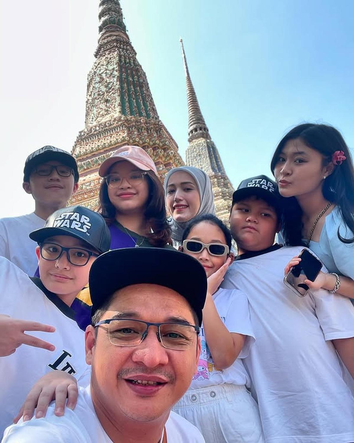 7 Potret Pasha Ungu Liburan Bareng Adelia Wilhelmina, Ajak Juga Shakiena dan Nasha 2 Anak Remajanya