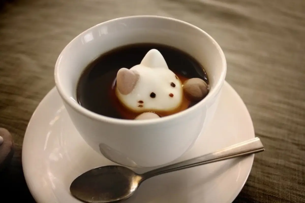 10 Potret 'Kucing' Lucu yang Tenggelam dalam Kopi