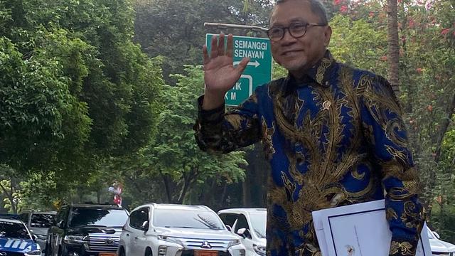Menteri Perdagangan sekaligus Ketua Umum PAN Zulkifli Hasan hadir di Kertanegara saat Prabowo Subianto memanggil calon menteri di kabinet mendatang.