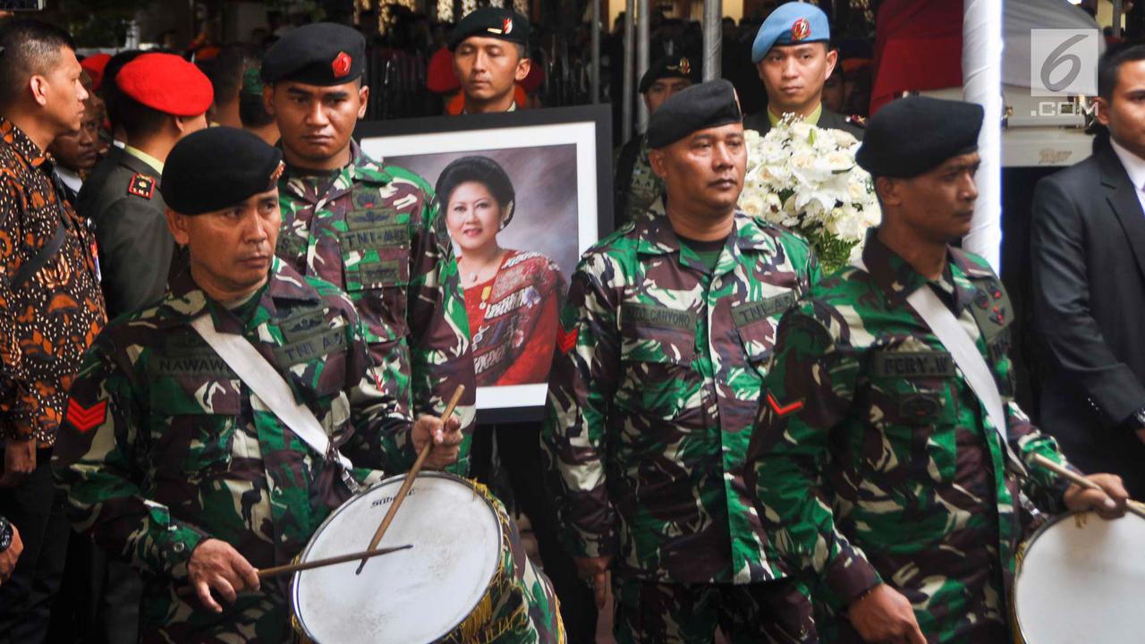 Prajurit TNI Iringi Upacara Persemayaman Ani Yudhoyono
