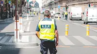 Metro Sepekan: Tukang Parkir di Jaksel Ditangkap Usai Tempel Stiker Barcode Ini di Motor
