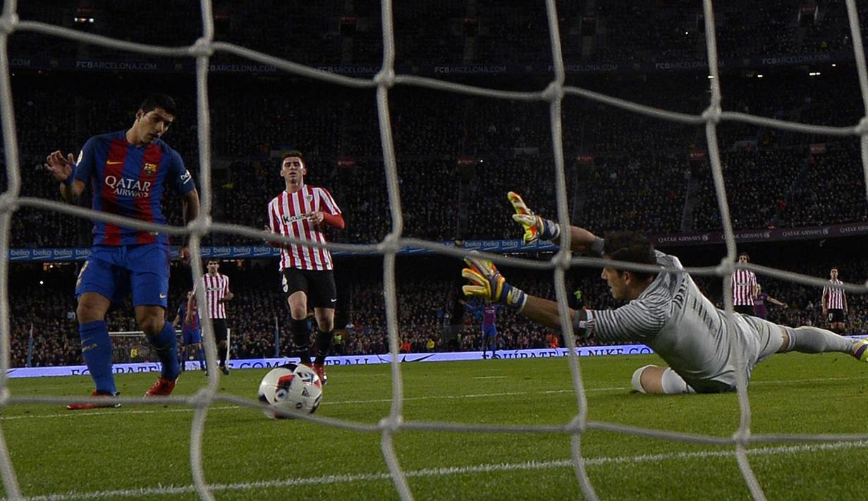 Proses terjadinya gol yang dicetak striker Barcelona, Luis Suarez, ke gawang Athletic Bilbao. Gol perdana La Blaugrana melalui sepakan Suarez ini terjadi pada menit ke-35. (AFP/Lluis Gene)  