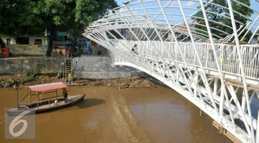 Perahu eretan yang ada sejak tahun 1965 ini harus tersingkirkan oleh pembangunan jembatan penyeberangan orang (JPO) di atas Sungai Ciliwung, Jakarta, Kamis (28/4/2016). (Liputan6.com/Yoppy Renato)