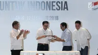 Menkominfo Rudiantara (kiri) dengan CEO dan pendiri Go-Jek Nadiem Makarim (dua kanan) dan Presiden Direktur PT Astra International Prijono Sugiarto (dua kiri) saat penandatanganan kerja sama antara Astra dan Go-Jek di Jakarta, Senin (12/2). (Liputan6.com)