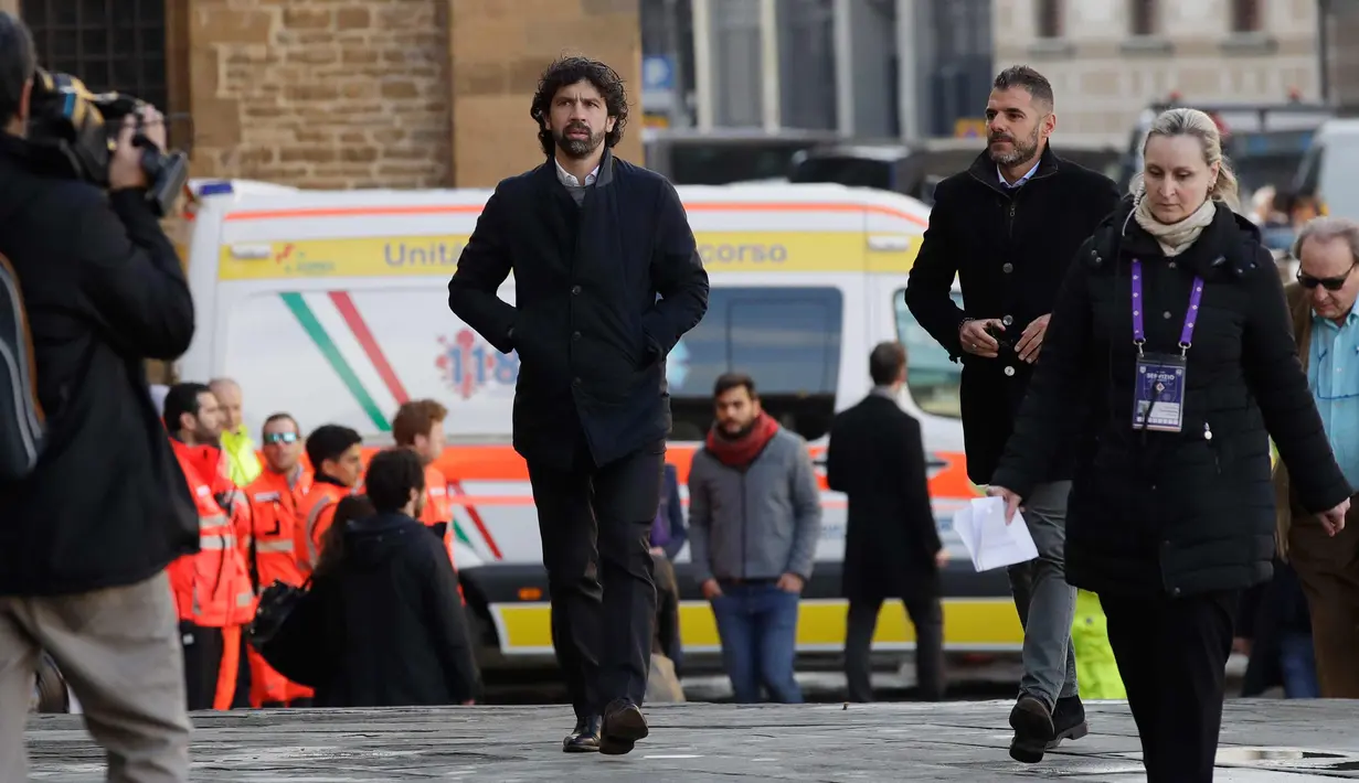 Presiden Asosiasi Pemain Sepak Bola Italia dan mantan pemain AS Roma, Damiano Tommasi tiba menghadiri upacara pemakaman Davide Astori di Florence, Italia, Kamis (8/3). Davide Astori meninggal pada usia 31 tahun. (AP Photo/Alessandra Tarantino)