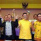 Ketua Umum Partai Golkar hasil Munas Ancol, Agung Laksono (tengah) bersama para fungsionaris berpegangan usai jumpa pers terkait keputusan Menteri Hukum dan HAM di kantor DPP Partai Golkar, Jakarta, Selasa (10/3/2015). (Liputan6.com/Helmi Fithriansyah)