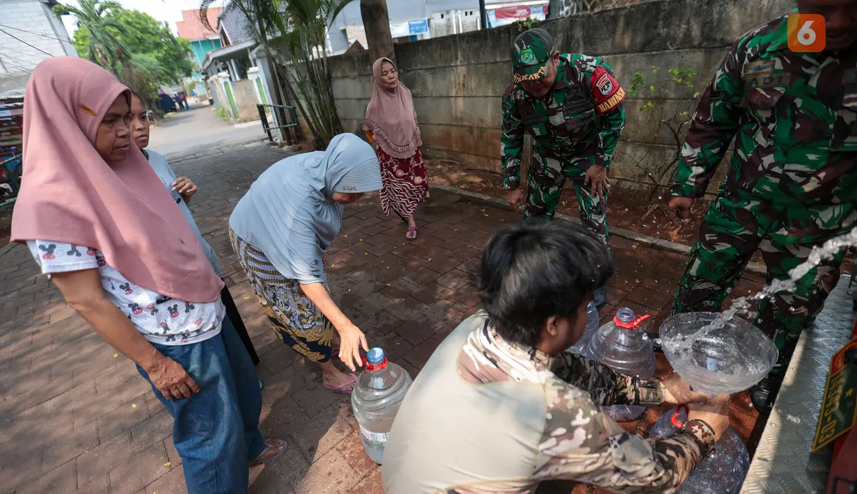 Petugas mendistribusikan air bersih kepada warga RW 05, Kelurahan Lenteng Agung, Jagakarsa, Jakarta Selatan, Selasa (22/9/2026). Penyaluran dilakukan untuk membantu memenuhi kebutuhan air bersih warga yang terdampak kekeringan. (KLY/Budy Santoso)