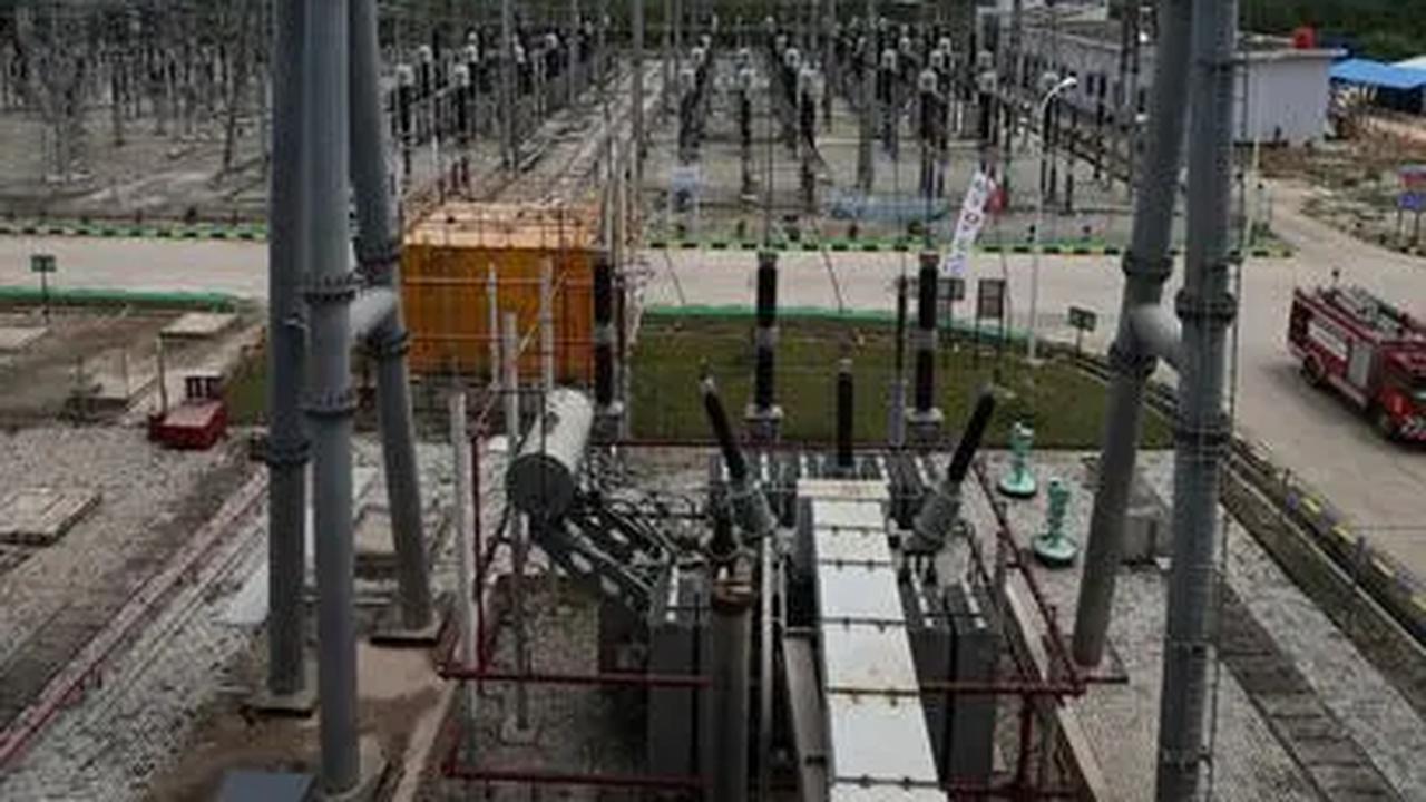 Jokowi menekankan, pemerintah tengah mendorong percepatan transisi energi di sejumlah daerah. Antara lain dengan mulai memensiunkan PLTU batu bara secara bertahap.
