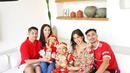 Jessica Iskandar tampil penuh kebahagiaan bersama dengan Vincent Verhaag dan buah hatinya El Barack. Jedar memilih dress dengan motif emas-merah, putranya mengenakan busana khas China, sementara sang suami mengenakan baju bola warna merah. (Instagram/inijedar).