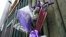 Penggemar menggantung buket bunga di pagar luar Stadion Artemio Franchi di Florence, Minggu (4/3). Fans melakukan aksi belasungkawa mengenang sosok kapten Fiorentina Davide Astori yang meninggal pada usai 31 tahun dalam tidurnya. (Claudio GIOVANNINI/AFP)