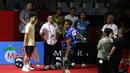 Sekretaris Jenderal PP PBSI, Muhammad Fadil Imran meninjau latihan para pebulu tangkis tunggal putra Indonesia menjelang Indonesia Open 2023 di Istora Senayan, Jakarta, Senin (12/06/2023). Turnamen BWF Super 1000 tersebut diikuti oleh 268 atlet dari 20 negara yang berlangsung pada 13-18 Juni 2023. (Bola.com/Bagaskara Lazuardi)