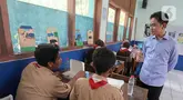 Wakil Presiden Republik Indonesia Gibran Rakabuming Raka saat meninjau uji coba program makan bergizi gratis di SMPN 270 Jakarta, Rabu (23/10/2024). (Liputan6.com/Herman Zakharia)