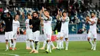 Pemain AC Milan merayakan kemenangan usai pertandingan melawan Sassuolo pada lanjutan Liga Serie A Italia di Stadion Mapei, Reggio Emilia (30/9). AC Milan menang telak 4-1 atas Sassuolo berkat gol Kessie, Suso dan Castillejo. (AP Photo/Serena Campanini)