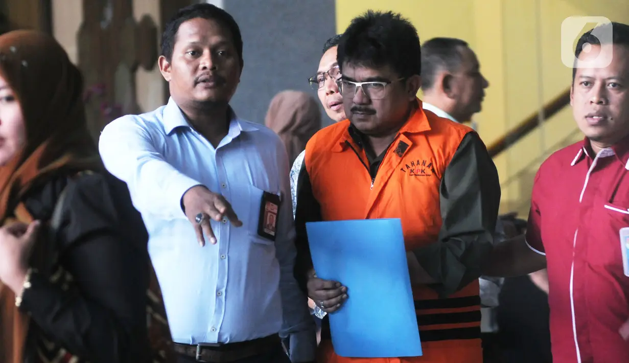 Mantan Kepala Kantor Pelayanan Pajak PMA Tiga Kanwil Jakarta Khusus Yul Dirga usai pemeriksaan di Gedung KPK, Jakarta, Kamis (3/10/2019). Yul resmi ditahan KPK untuk mempermudah pemeriksaan atas kasus dugaan suap terkait restitusi pajak PT WAE tahun pajak 2015 dan 2016. (merdeka.com/Dwi Narwoko)