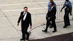 Elon Musk berjalan dari pusat peradilan di Wilmington, Delaware, Amerika Serikat, Senin (12/7/2021). Elon Musk menjadi saksi untuk mempertahankan perannya dalam akuisisi SolarCity senilai USD 2,6 miliar atau sekitar Rp 37,71 triliun oleh Tesla. (AP Photo/Matt Rourke)