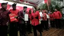 Ketum PDIP Megawati Soekarnoputri usai menyerahkan dokumen kepada pasangan cagub-cawagub PDIP di Kantor DPP PDIP, Jakarta, Minggu (17/11). Megawati mengumumkan pasangan cagub-cawagub Riau, Sultra, NTT dan Maluku. (Liputan6.com/Faizal Fanani)