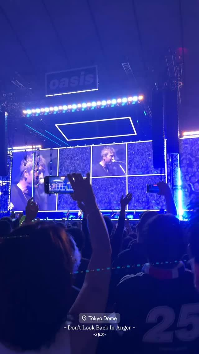 5 Potret gaya casual nan elegan Syahrini dan Reino Barack nonton konser Oasis di Jepang, serasi abis